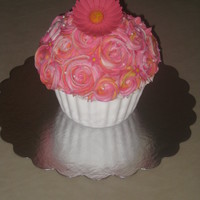Giant Cupcake Giant Cupcake made with Wilton Giant Cake Pan * Covered in Fondant and Buttercream Roses