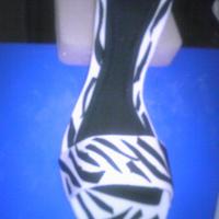 Zebra Print made out of gumpaste & fondant. The zebra pattern is fondant cut-outs. My 1st heel =) I guided myself with a shoe pattern i got from CC...