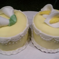 Mothersday/wilton Class I had some extra time after a class so I made these Thursday cakes. They are mmf base and gumpaste flowers. My favorite part of the fudge....