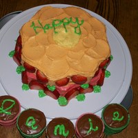 Flower Cake Cake with fresh strawberries to make a beautiful flower.