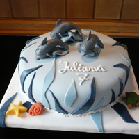 Dolphins A biscuit mit strawberry-BC in Fondant.For a 7 year old litte girl, which is nuts with dolphins.And my first time cake with dolphins, or...