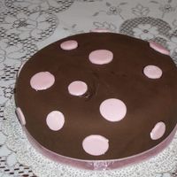 Bs_Cakes_37.jpg Lemon cake w/lemon curd filling, chocolate MMF and pink MMF spots. Just a practice cake.