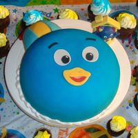 Pablo From The Backyardigan's Small cake with 100 cupcakes.