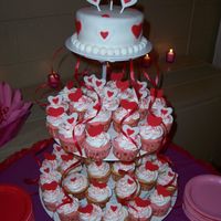 Valentines Cake With Cupcakes 