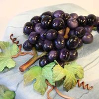 Grepes Here's a close up of the grapes on my mother birthday cake. Grapes are made of a mix of fondant and gum paste and the leaves are just...