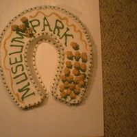 Horseshoe First attempt at rosebuds as I needed a space filler. Icing could have been thicker consistency but not bad for first try.