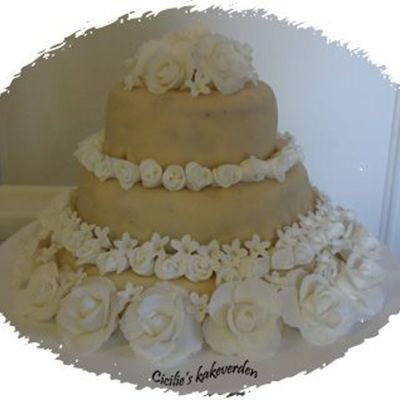 Wedding Cake Whit White Roses
