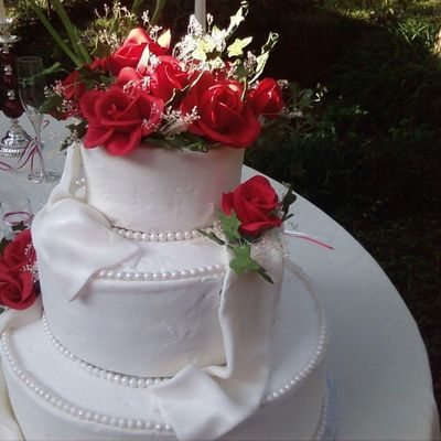 Plain Wedding Cake With Red Roses