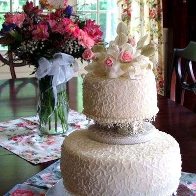 White Cake W/pearls And Lace Points