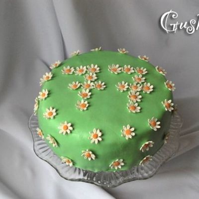 Cake With Daisys