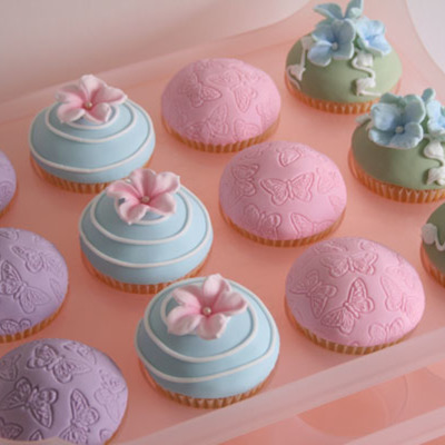 Cupcakes With Fondant & Flowers