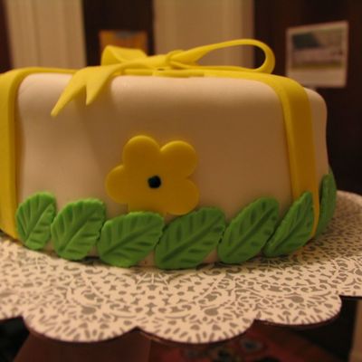 Fondant Bow & Leaves - Close Up