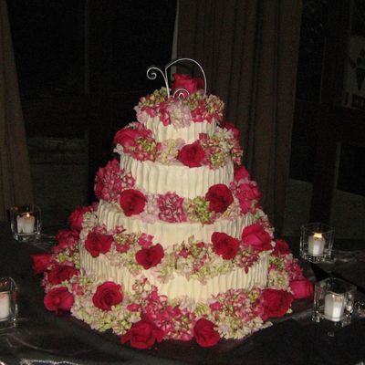Round Tiers W/hydrangeas And Roses