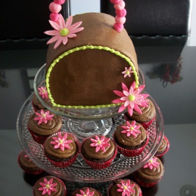 Purse Cake With Matching Cupcakes
