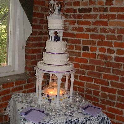 Ribbon Wedding Cake With Fountain