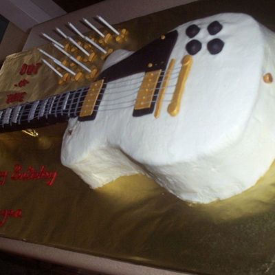 My First Attempt At A Guitar Cake