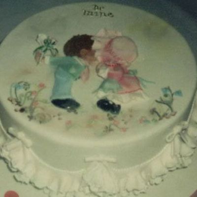 "be Mine" Kissing Couple Valentine Cake