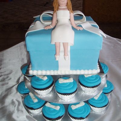 Boxed Giftbox With Matching Cupcakes