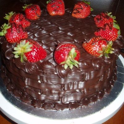 Dark Chocolate Basketweave And Strawberries