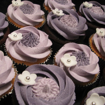 Cupcakes To Go With A Larger Cake For A Memorial Service