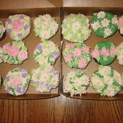 Cupcakes With Daisys And Roses