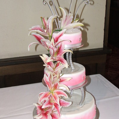 Airbrushed Cake With Fresh Lilys