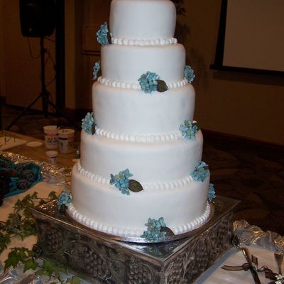 White Fondant Wedding Cake With Sugar Gum Paste Hydrangea