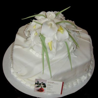 Bridal Cake With Lillies And Roses