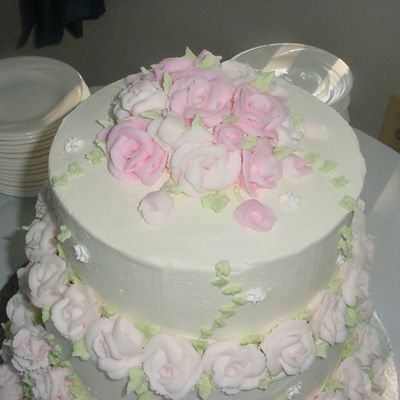 Close-Up Of Rose Bouquet On Top Of Cake