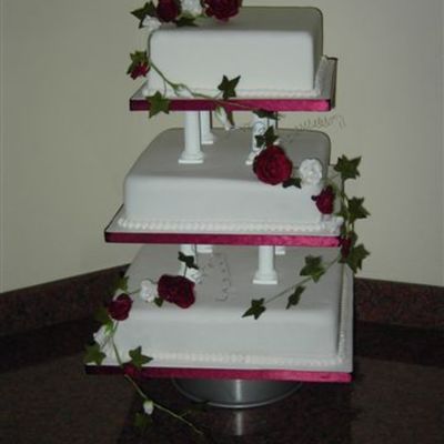 Sean & Susan Roses & Ivy Wedding Cake