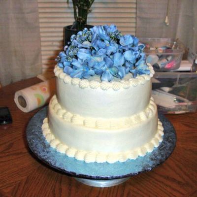 Round Wedding Cake With Flowers