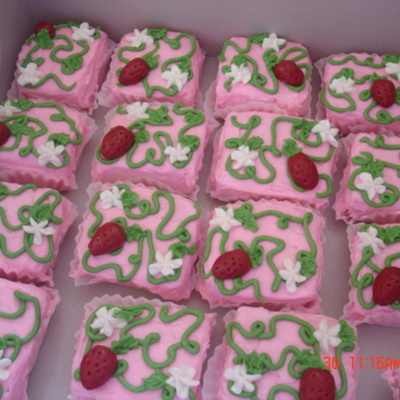 Strawberry Shortcake Mini Cakes