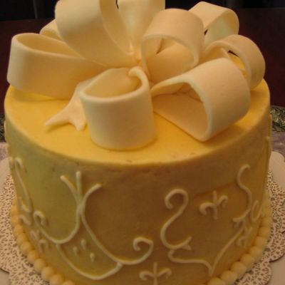 Yellow Round Cake With Bow