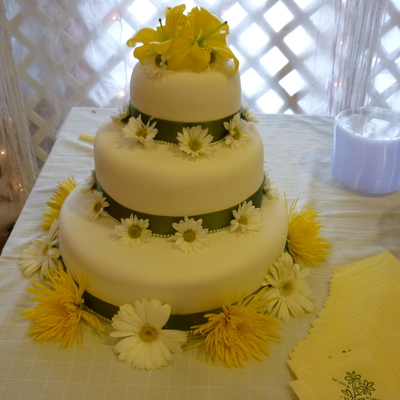 Green/yellow Round Wedding Cake