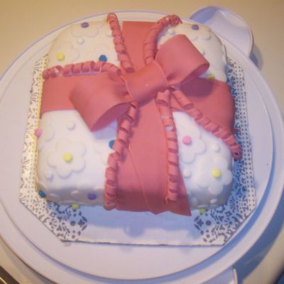 Present Cake From Wilton Class