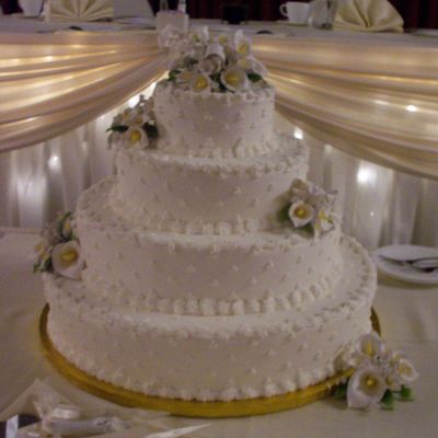 Triple Dots & Calla Wedding Cake
