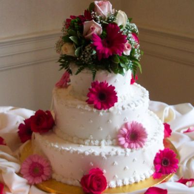 Triple Dots With Fresh Daisies