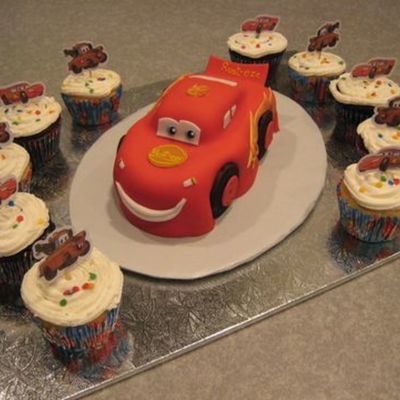 Lightning Mcqueen With Cupcakes
