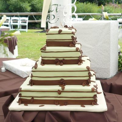 Square Green Weddind Cake With Fondant Accents