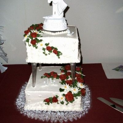 Red Roses & Daisies With Basketweave