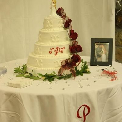 Red Roses Wedding Cake
