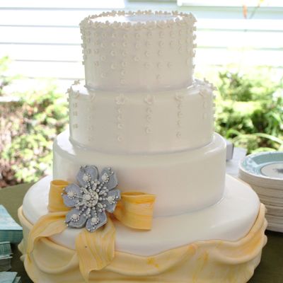 Amy's Brooch Wedding Cake