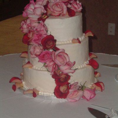 Round Cake With Real Red/pink Roses