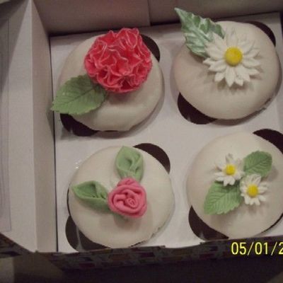 Cupcakes With Fondant And Gumpaste Flowers
