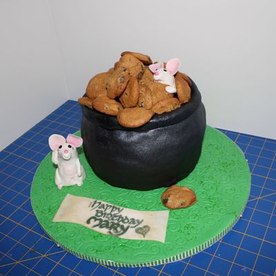 "pot O'gold W/lab Mice" Birthday Cake