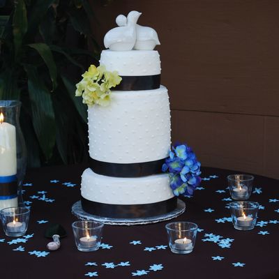 Round Three Tier Wedding Cake