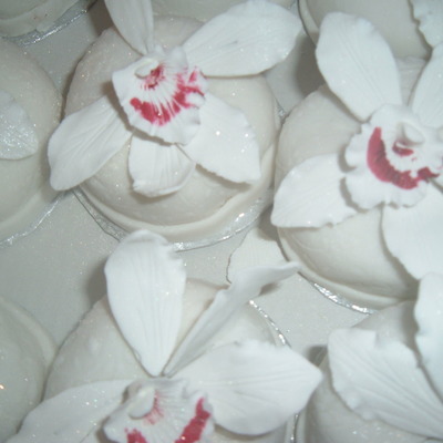 Mini Wedding Fondant Rum Cakes