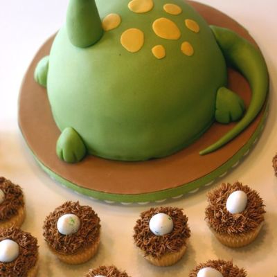Dinosaur With Egg Cupcakes