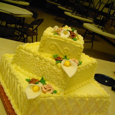 Spiral Square Cake With Roses And Calla
