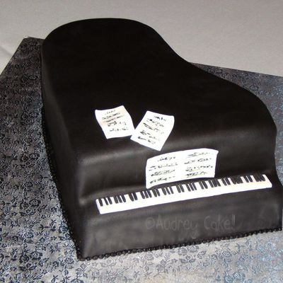 Piano Grooms Cake